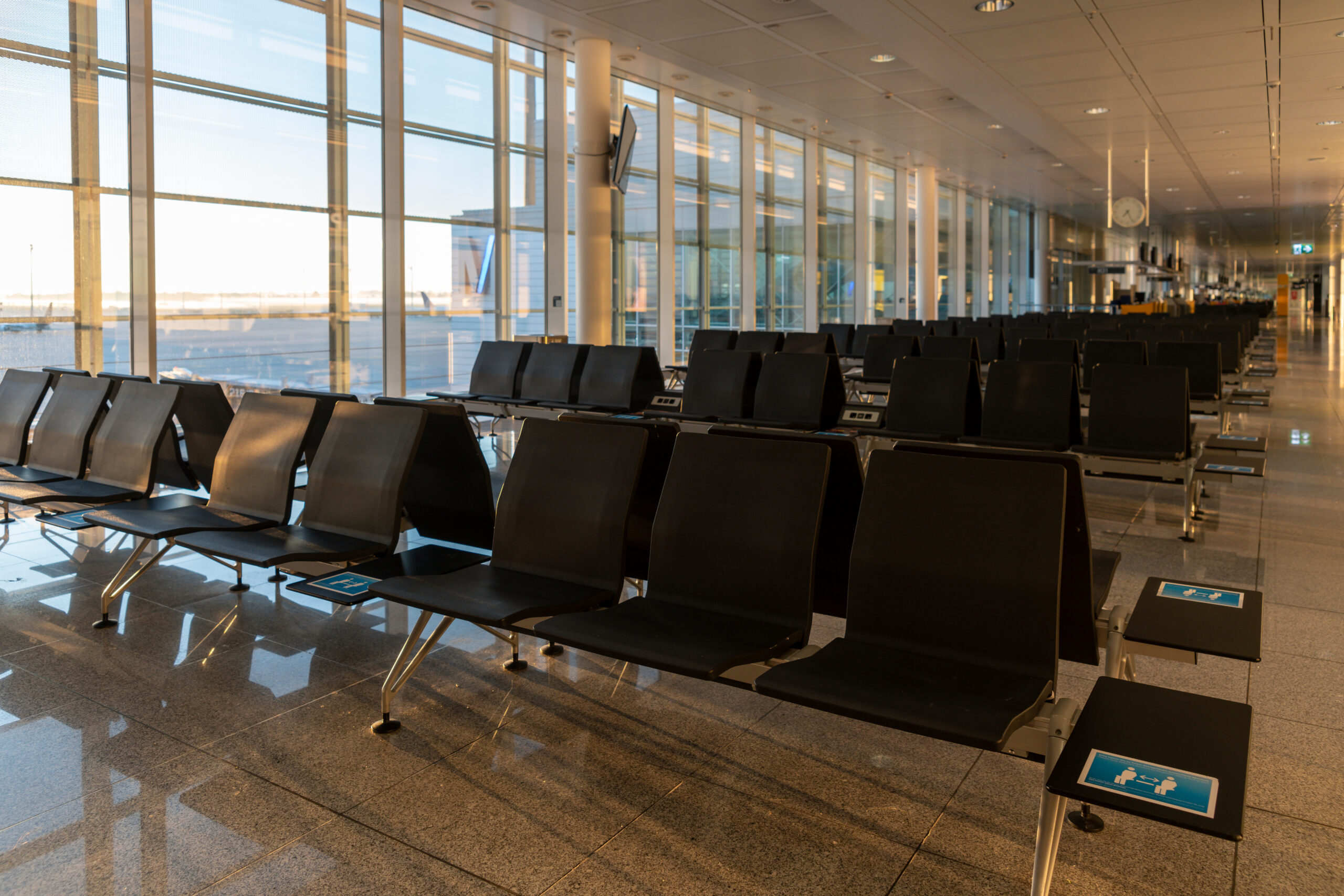 Porte d'embarquement déserte dans un aéroport