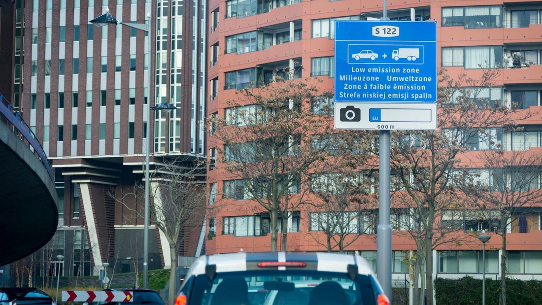 Example of a sign indicating entry into a low-emission zone