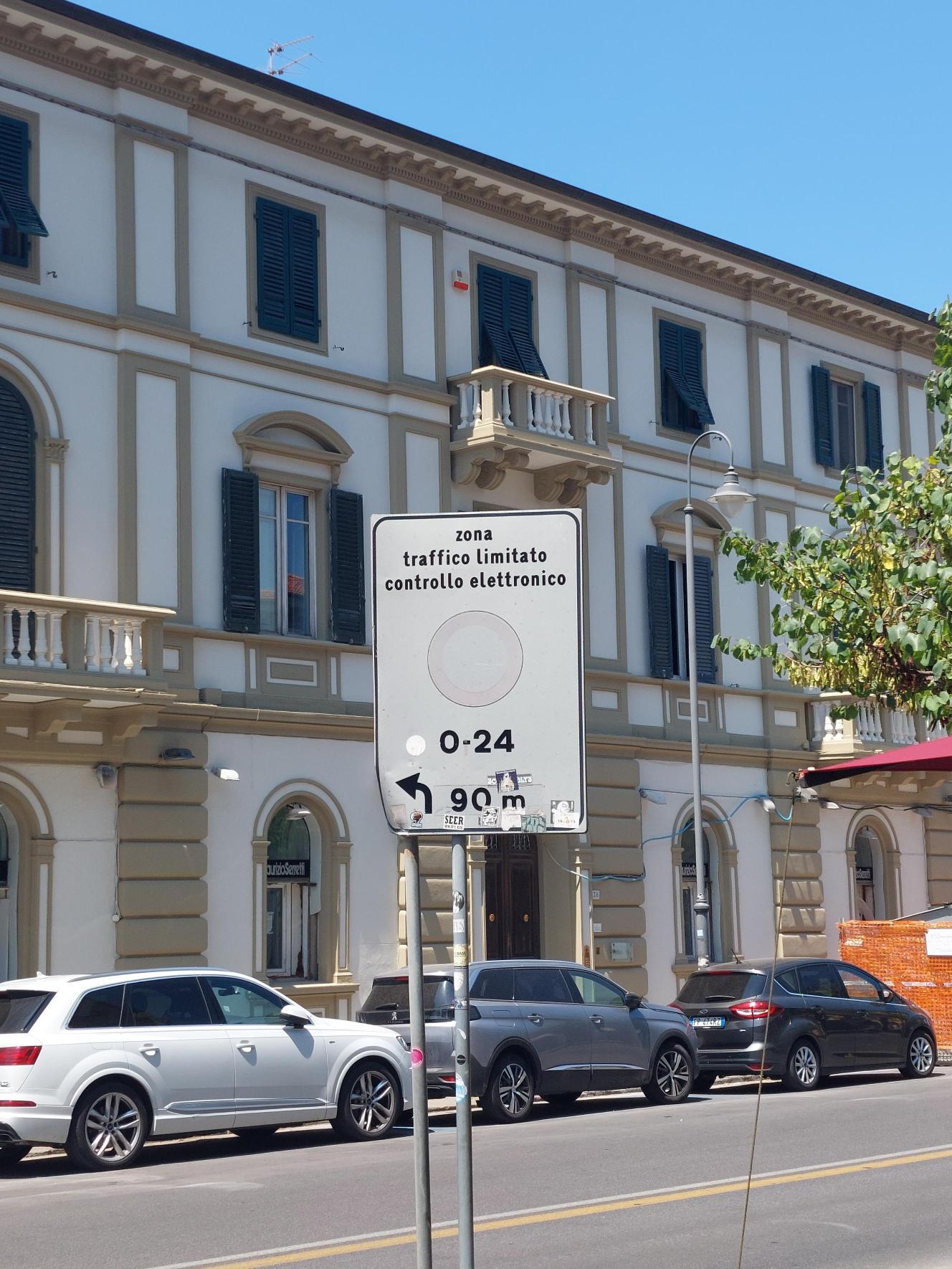 A sign in the street annoucing a restricted area in Italy