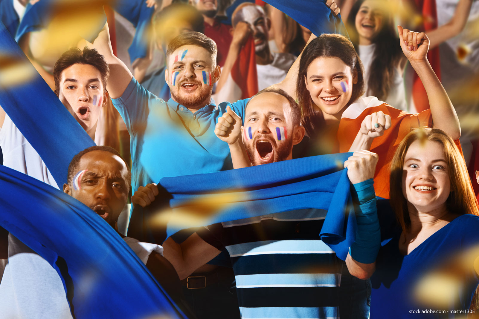 Supporteurs d'une équipe avec drapeaux tricolores sur les joues