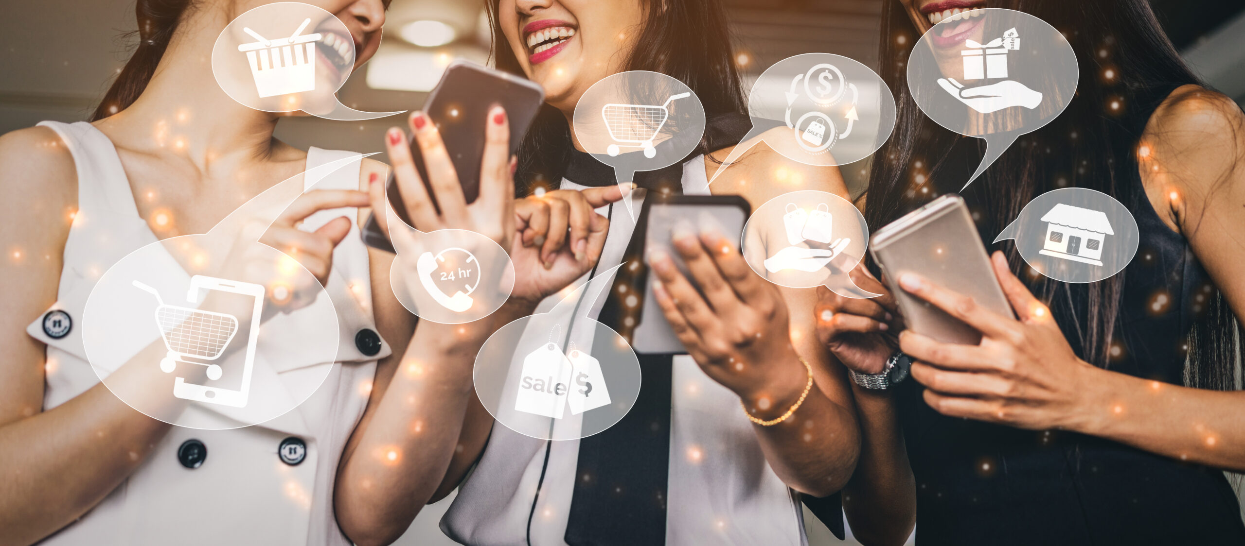 Trois femmes tiennent chacune un téléphone dans la main, elles discutent et rient entre elles.