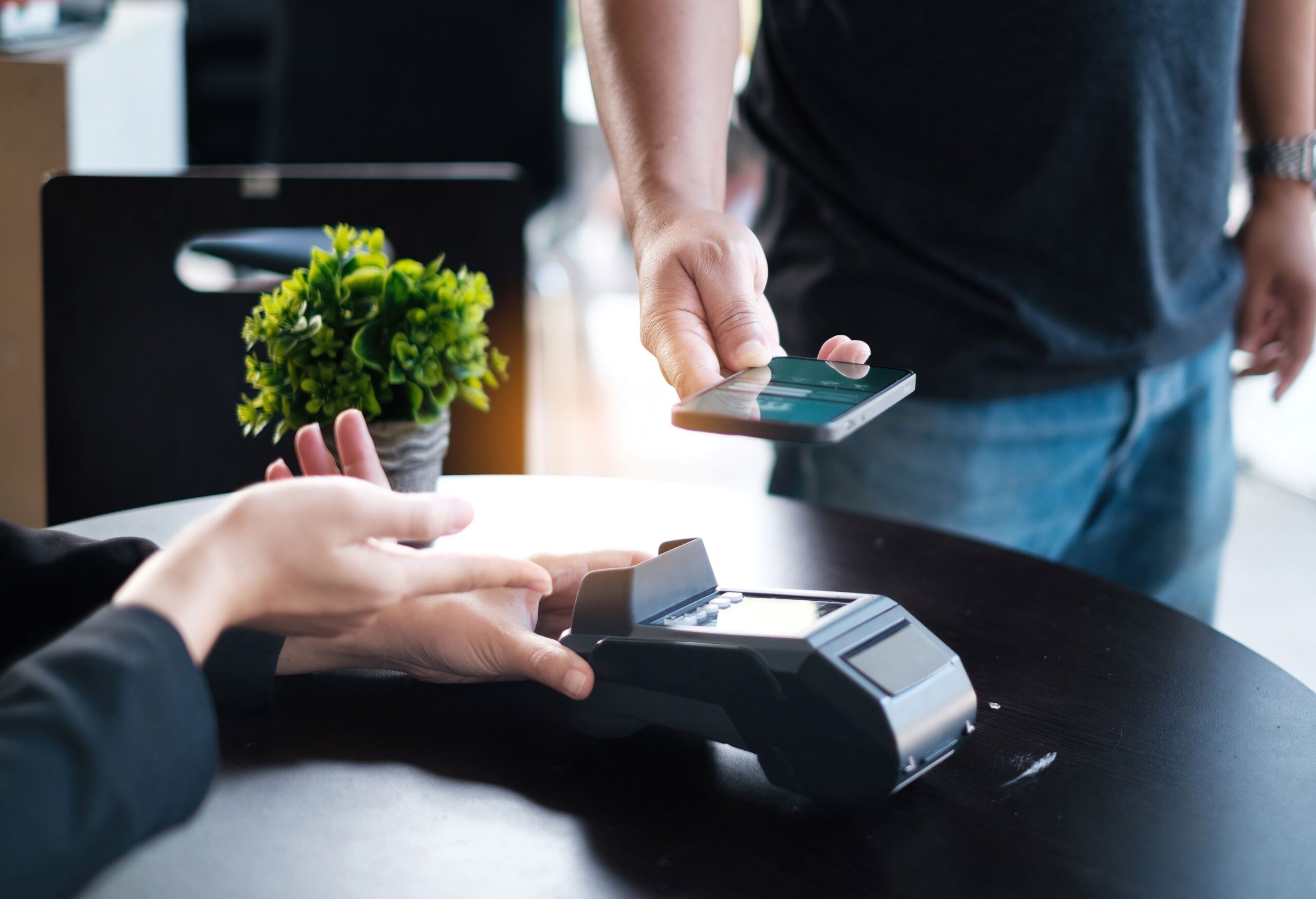 Un homme payant avec son smartphone