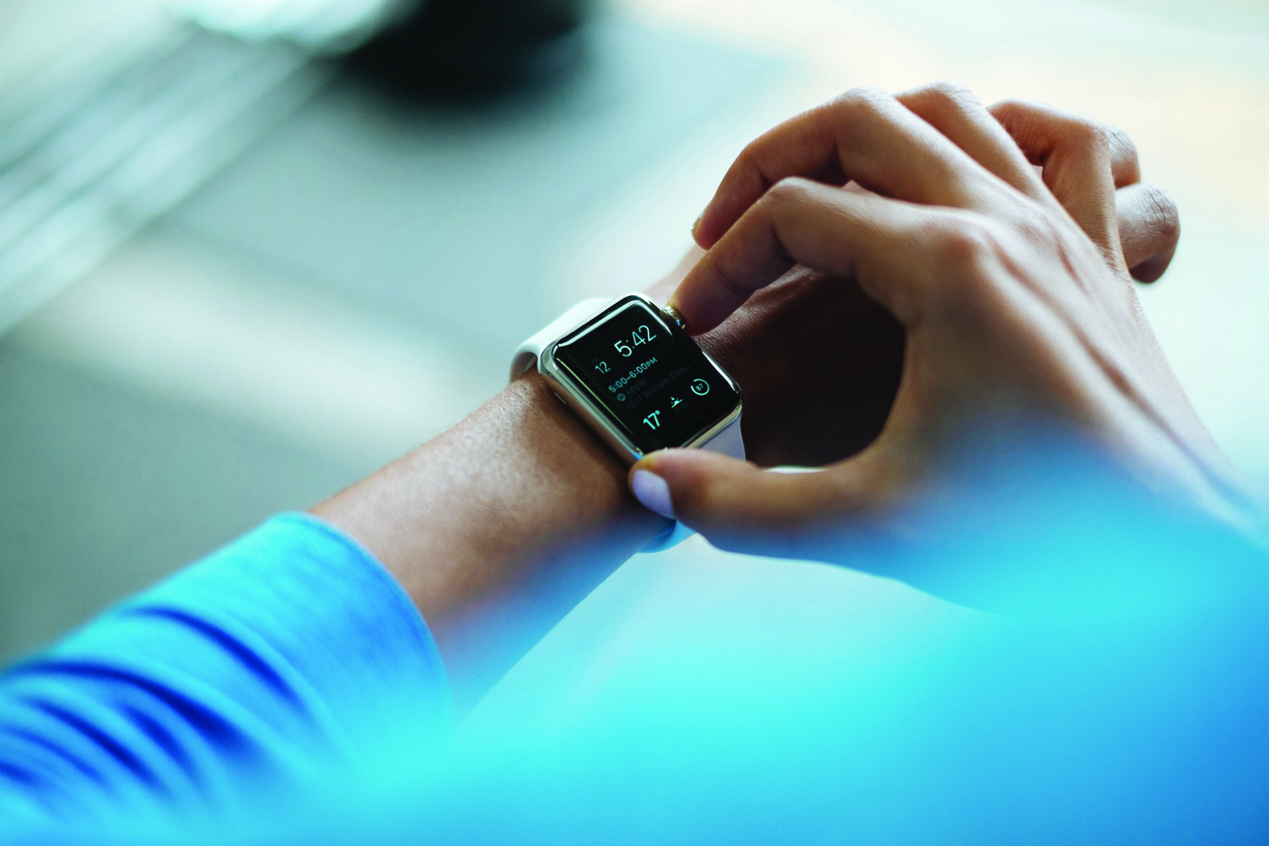 Une personne règle sa montre connectée, attachée à son poignet