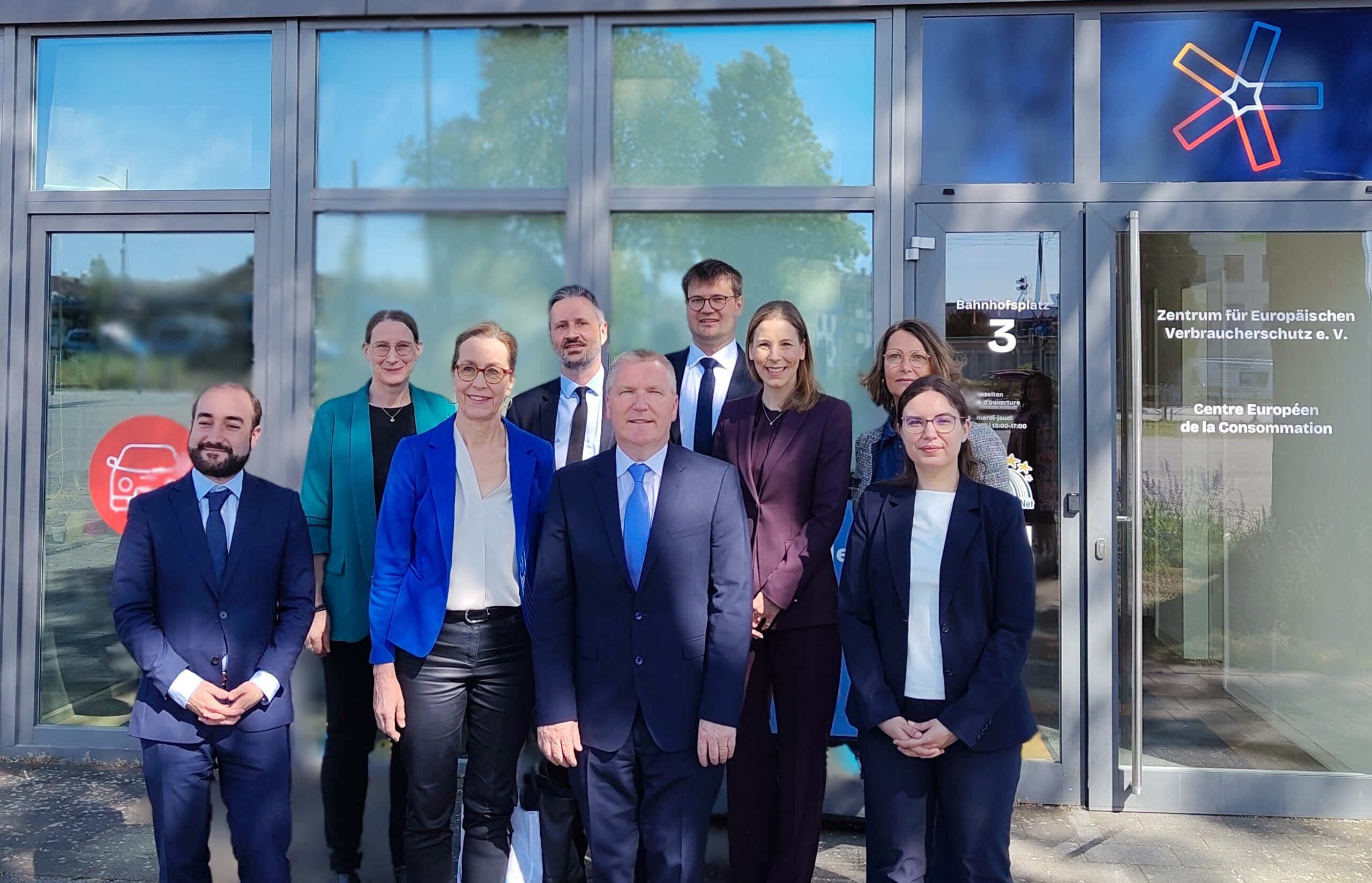 Photo de groupe de la visite du Commissaire européen Michael McGrath devant le bâtiment du Centre Européen de la Consommation