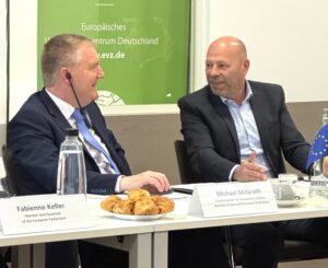 Le Commissaire européen Michael McGrath et le Président du CEC, Vincent Thiébaut, assis côte à côte