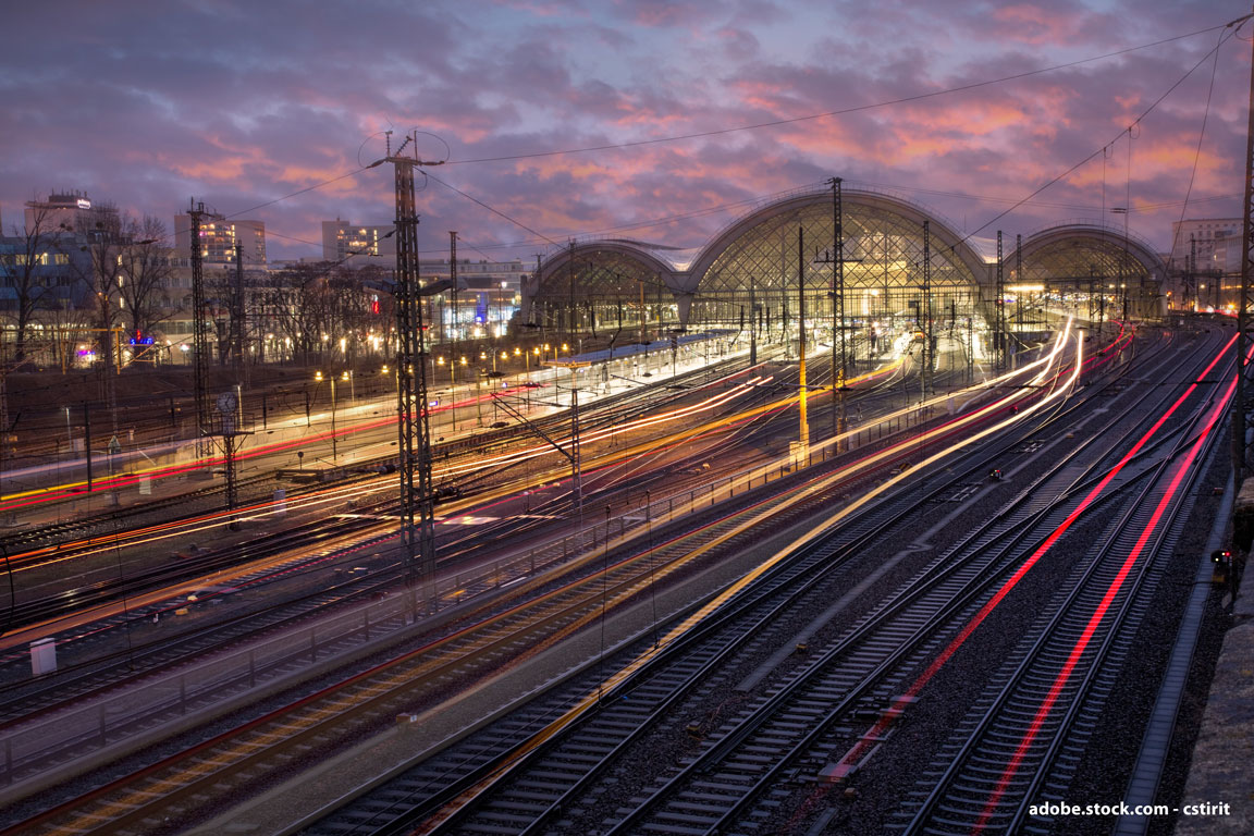 Vue de nuit sur la gare de Dresden en Allemagne