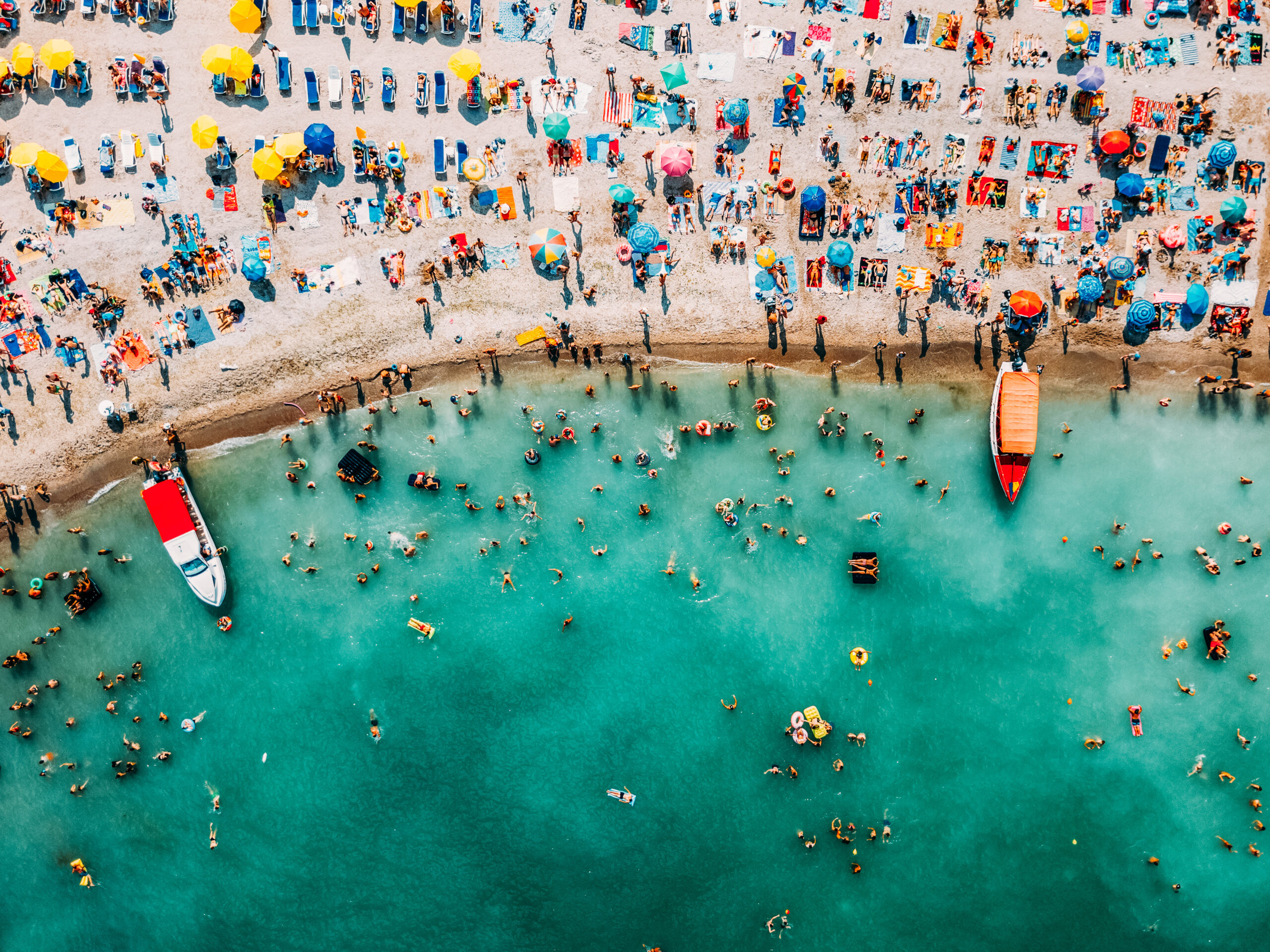 Une plage en Roumanie bondée de baigneurs