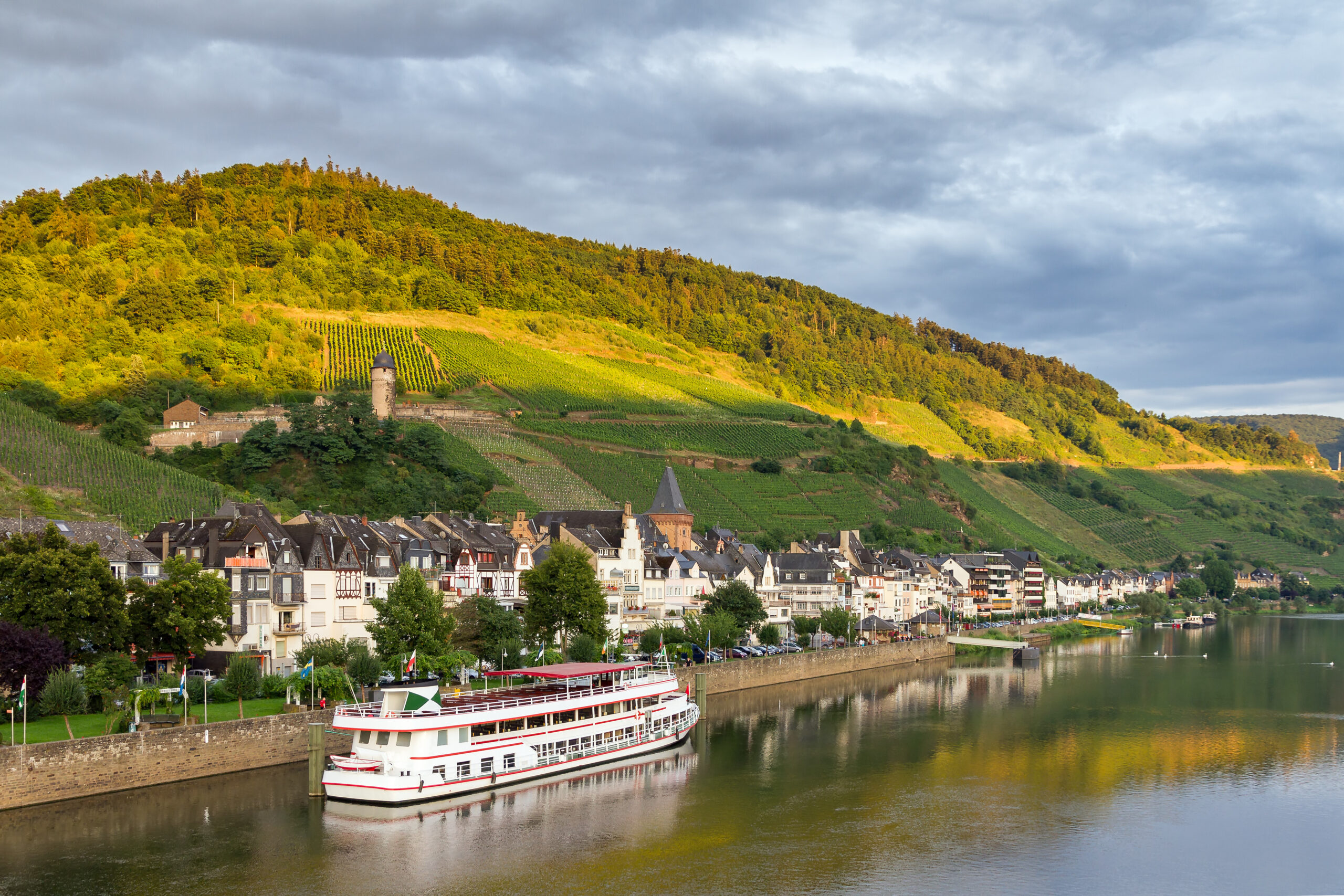 Un bateau de croisière fluviale accoste à une ville allemande avec des vignes en arrière-plan