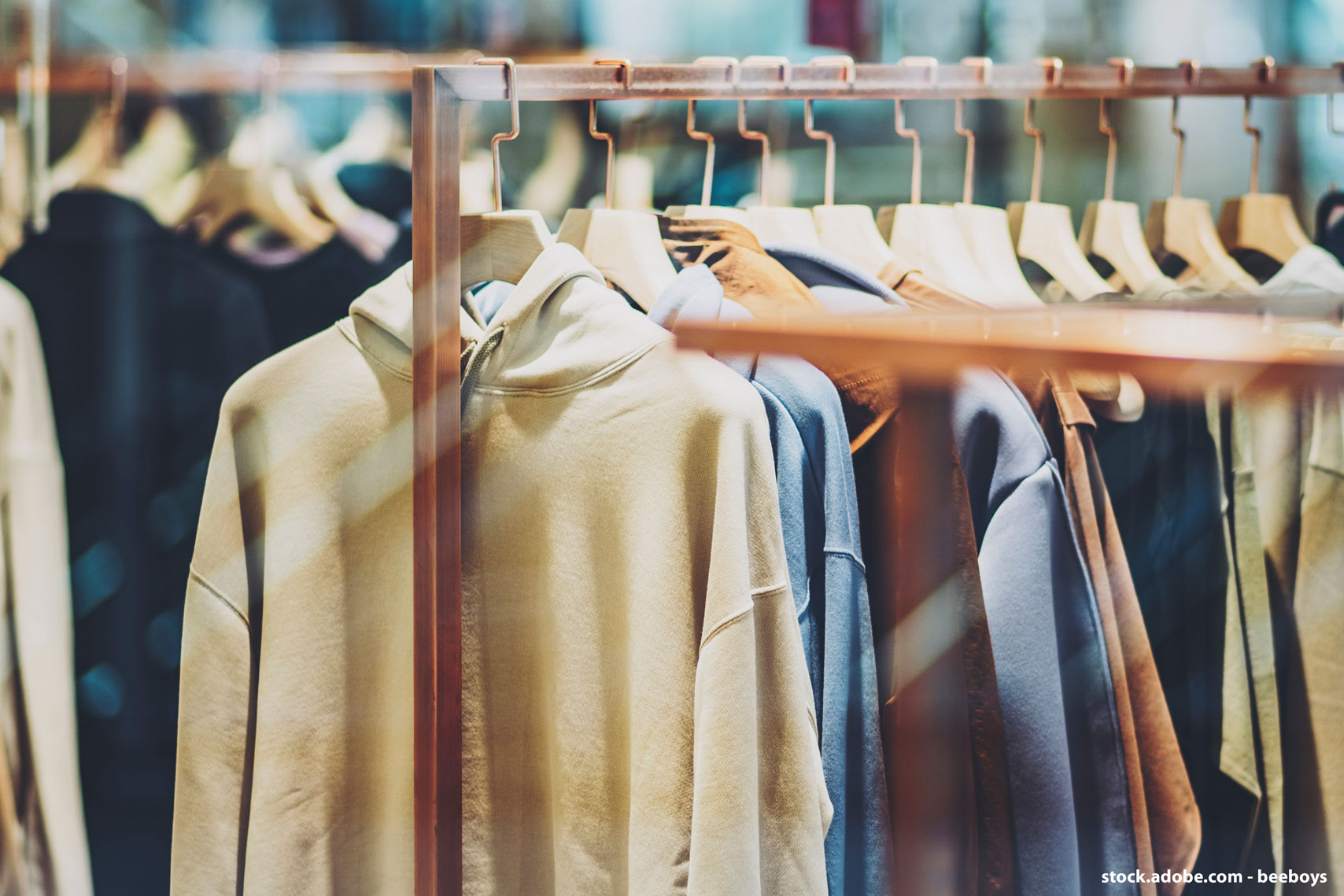 Gros plan sur un portant de vêtements dans un magasin de prêt-à-porter