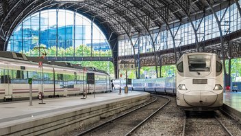 Des trains à l'arrêt dans une gare.