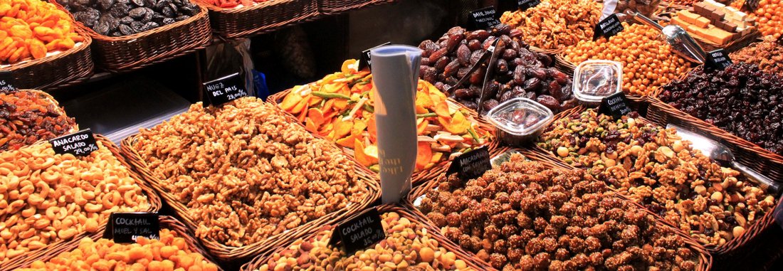 prix-marché-fruits-noix Fruits et noix vendus en vrac sur un marché