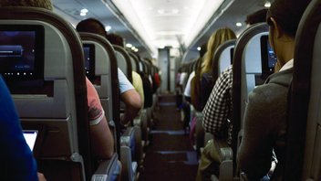 Vue de l'intérieur d'un avion rempli de passagers.