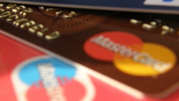 carte-bancaire-argent-paiement.jpg Gros plan sur plusieurs cartes bancaires.