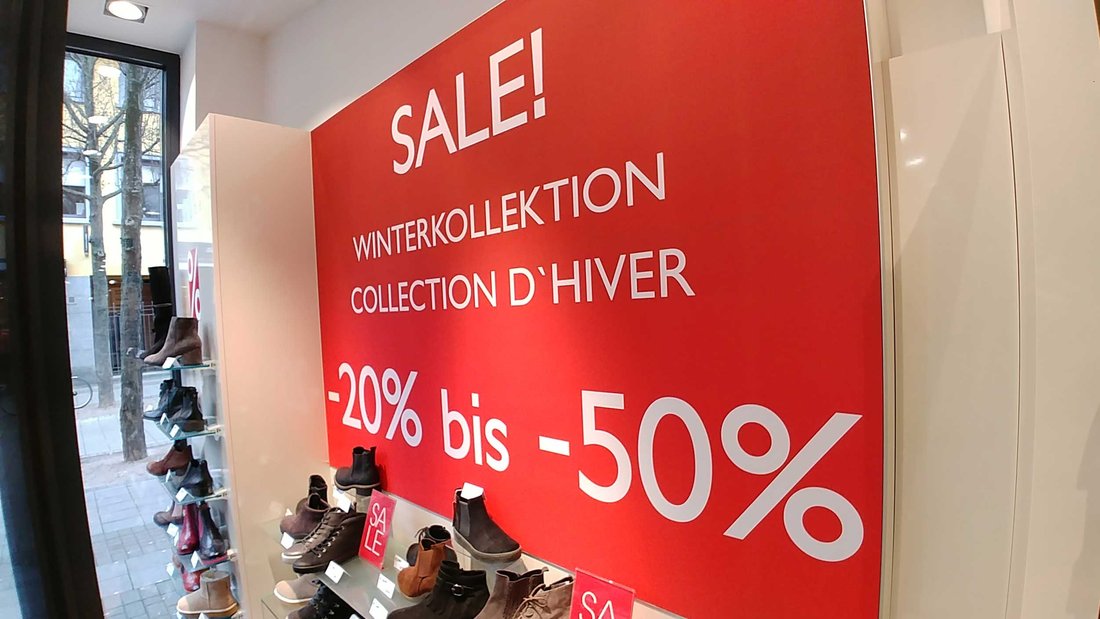 vente-soldes-commerce.jpg Un panneau écrit en allemand sur le mur d'une boutique mentionne des soldes sur la collection hiver "de -20% à -50%"..