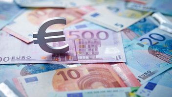 Billets en euros étalés avec le symbole de l'euro
