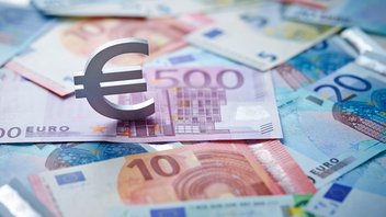 [Translate to English:] Billets en euros étalés avec le symbole de l'euro