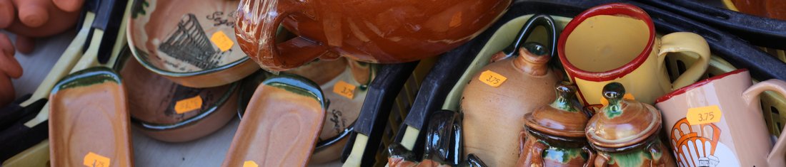 prix-marché-objets Souvenirs vendus en vrac sur un marché