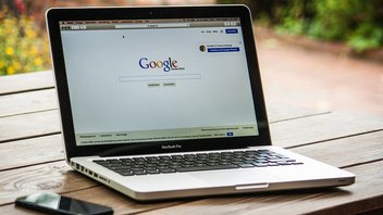 Un ordinateur portable est ouvert avec la page d'accueil Google.