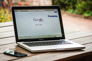 Un ordinateur portable est ouvert avec la page d'accueil Google.