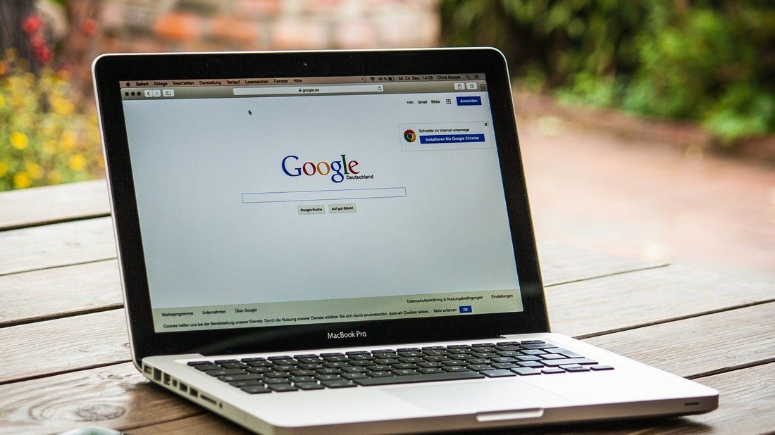 Un ordinateur portable est ouvert avec la page d'accueil Google.