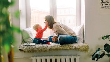 Une mère et son enfant jouent ensemble.