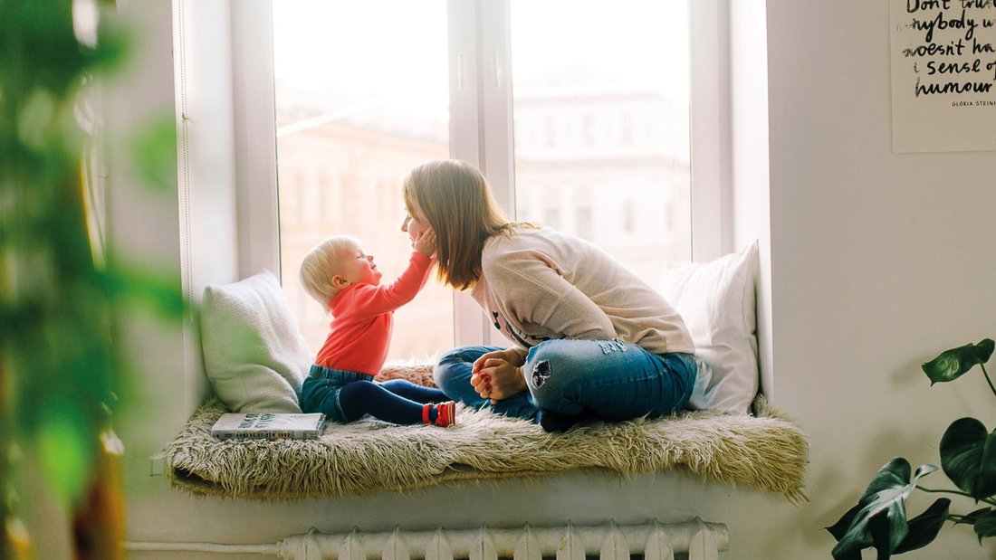 Une mère et son enfant jouent ensemble.