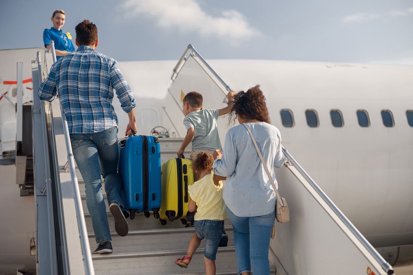 Une famille embarque dans un avion