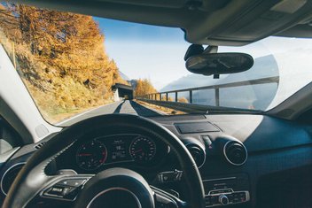 Vue de l'intérieur d'une voiture qui s'apprête à entrer dans un tunnel.