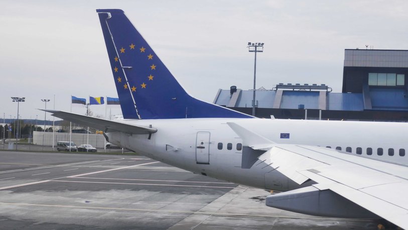 Vue sur le gouvernail d'un avion au sol, sur lequel figure le drapeau de l'UE.