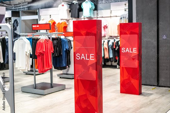 Soldes dans un magasin de vêtements