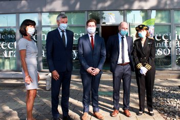 Photo de groupe devant le Centre Européen de la Consommation lors de la visite de Clément Beaune.