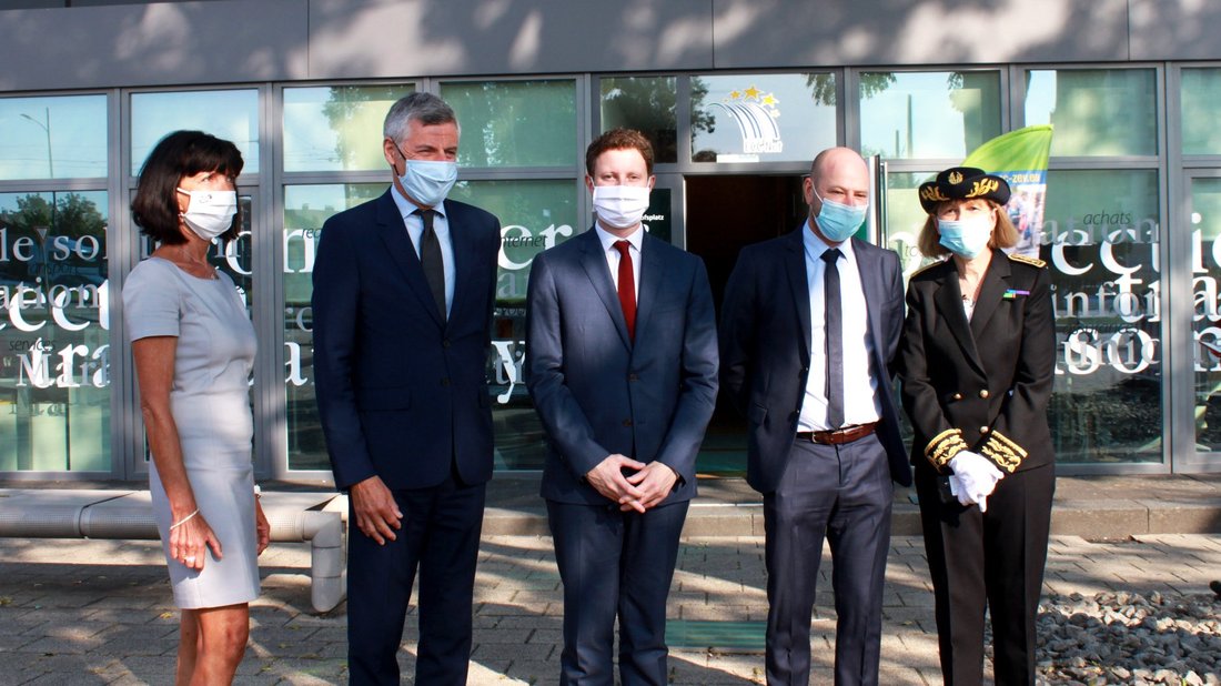 Photo de groupe devant le Centre Européen de la Consommation lors de la visite de Clément Beaune.