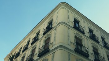 Vue du haut d'un bâtiment avec fenêtres et balcons.