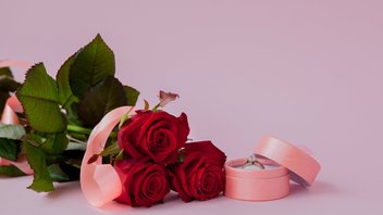 Une bague offerte avec un bouquet de roses rouges