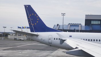 Arrière d'un avion à l'arrêt sur une piste d'atterissage.