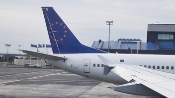 Arrière d'un avion à l'arrêt sur une piste d'atterissage.