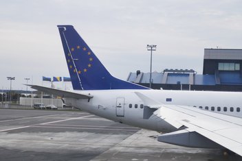 Arrière d'un avion à l'arrêt sur une piste d'atterissage.