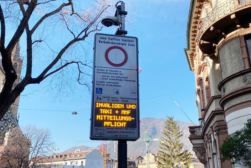 zone-trafic-limite-ZTL-vehicule-italie.jpg Un panneau indiquant indiquant une zone de trafic limité aux véhicules en Italie.