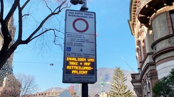 Un panneau indiquant indiquant une zone de trafic limité aux véhicules en Italie.