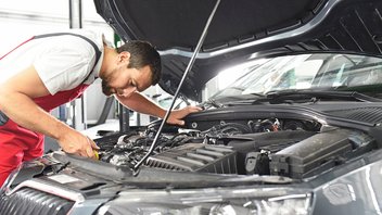 Un garagiste répare une voiture