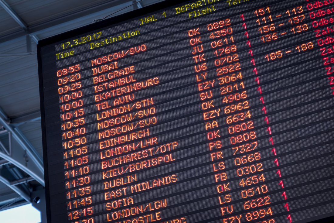 L'écran d'un terminal d'aéroport, affichant de nombreuses destinations.