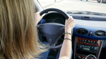 Femme au volant d'une voiture.