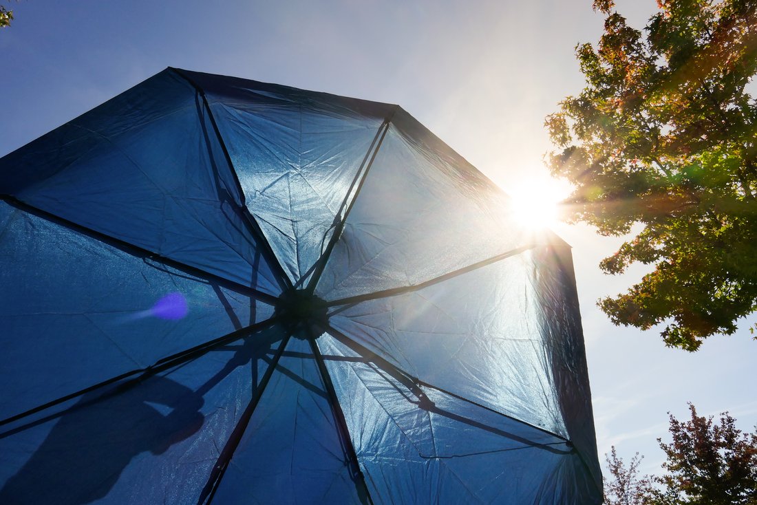 Bottom view of an umbrella that protects from the sun's rays.