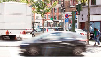 [Translate to English:] Un véhicule roule en ville