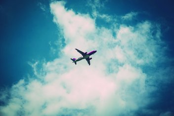 Vue en contre plongée d'un avion dans le ciel.