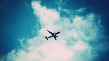 Vue en contre plongée d'un avion dans le ciel.