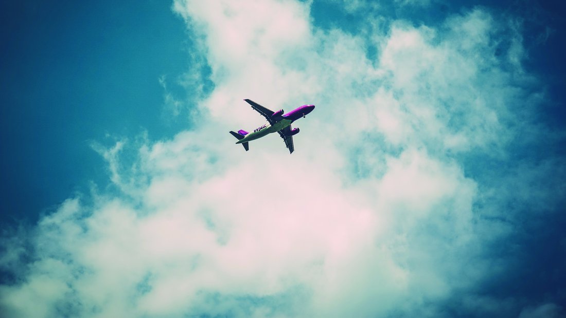 Vue en contre plongée d'un avion dans le ciel.