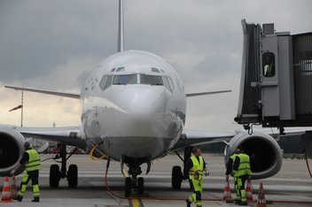 An aircraft seen from the front when stopped on the runway, prepared by the airport technicians.